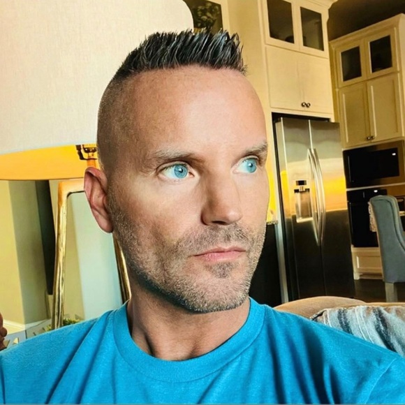 Meet your Posher, Aaron - Picture 2 of 5